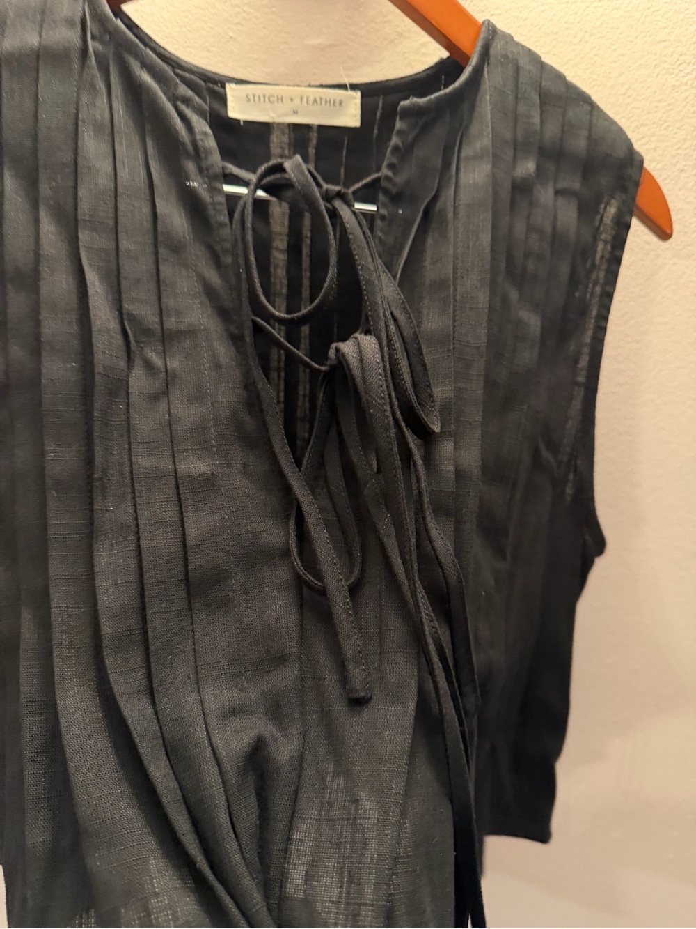 Stitch + Feather Black Pleated Sleeveless Tie Neck Top ILT5041 Mens M